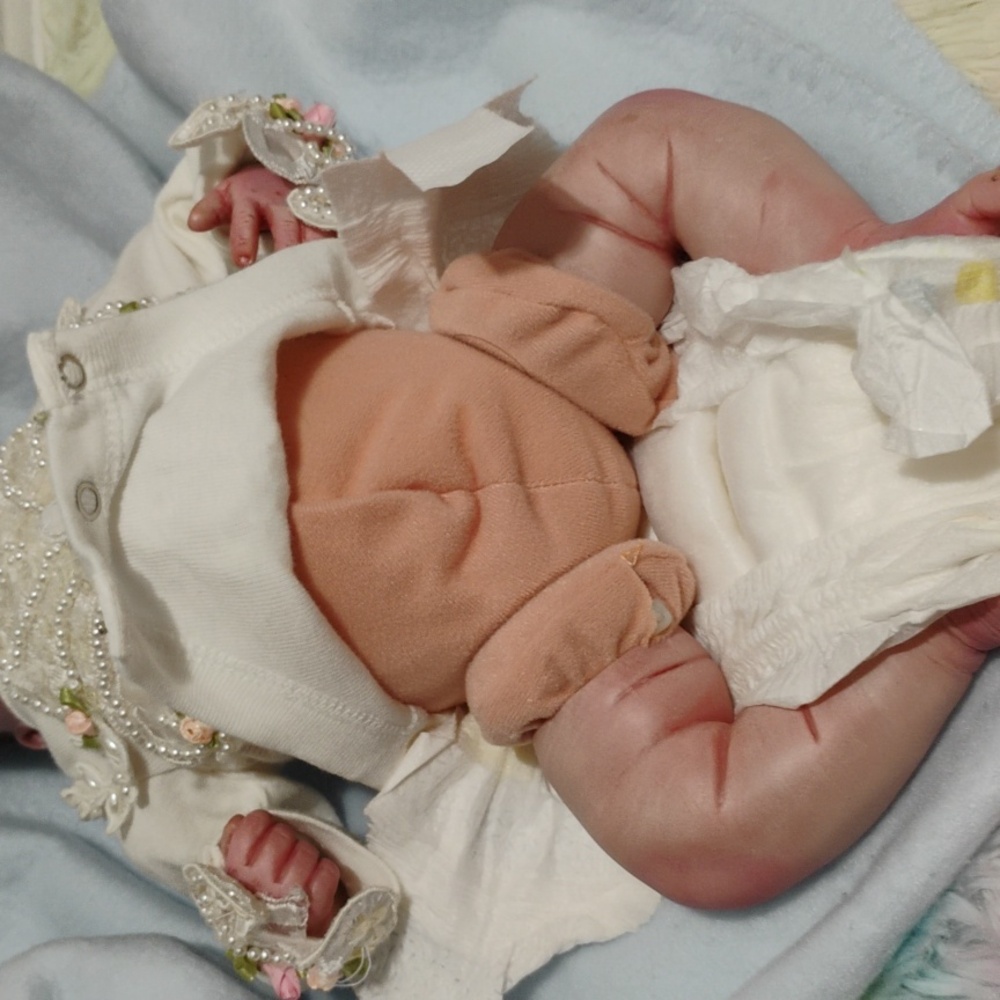 SALE! Newborn Baby That Looks So Real Like She Was Just Born - Picture 14 of 16